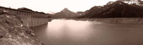 Le lac du barrage de Roselend, étonnamment bas